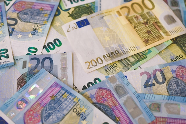 20 100 un 200 eiro banknotes